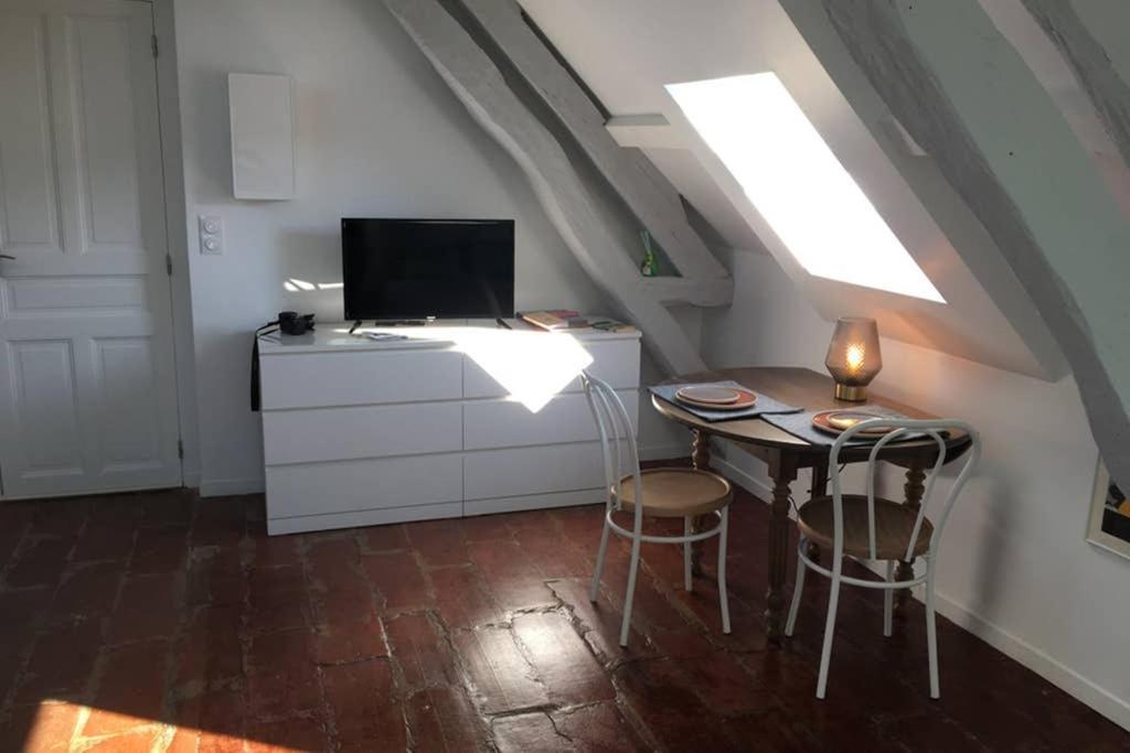 Tonnerre Grand Studio De Charme Au Coeur De La Ville מראה חיצוני תמונה